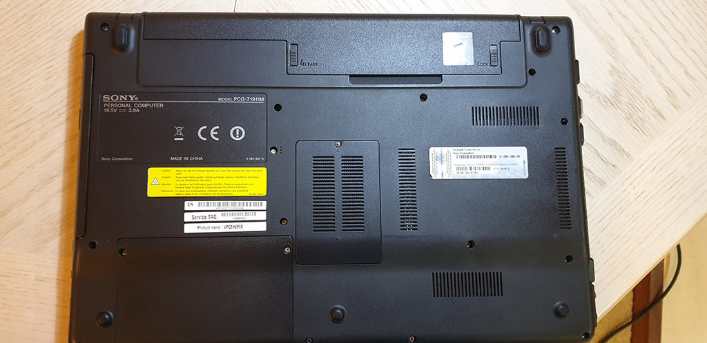 Sony VAIO VPCEH2P0E Bottom