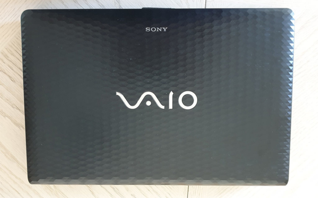 Sony Vaio VPCEH2P0E Laptop-top